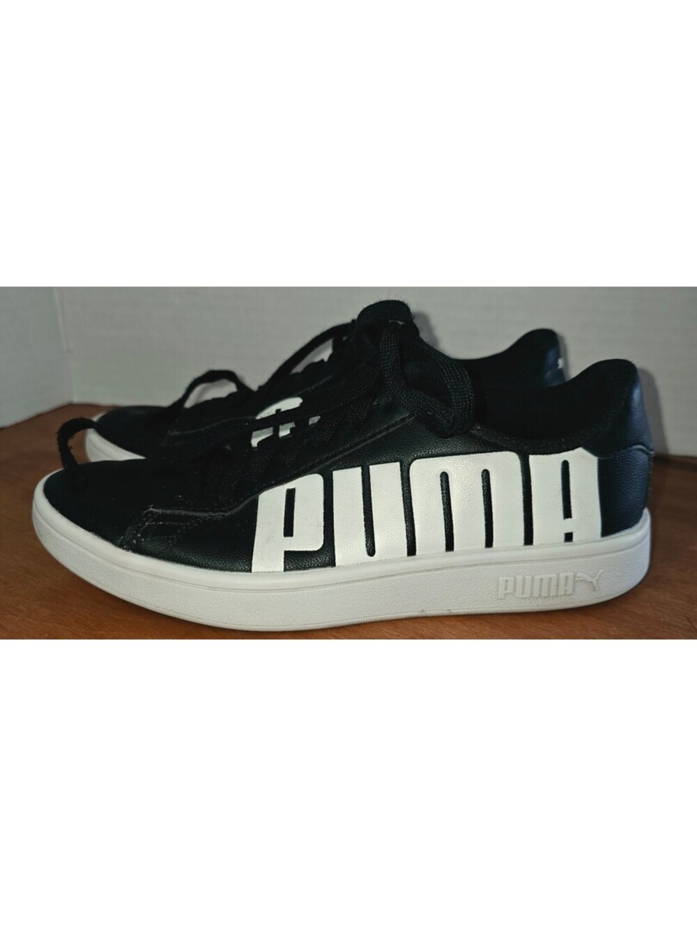 Puma smash V2 sneakers kids size 4C